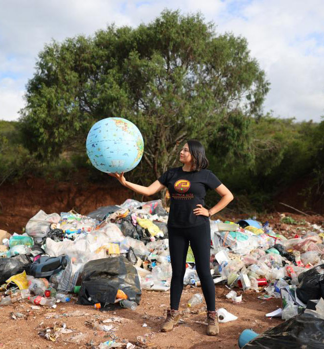 Selene con globo terráqueo